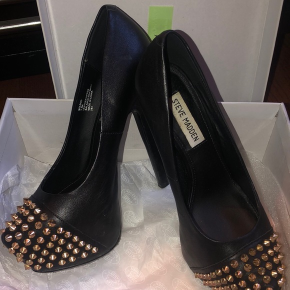 Steven Madden black pumps